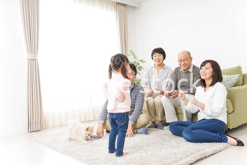 お遊戯をする子供と仲良しの家族