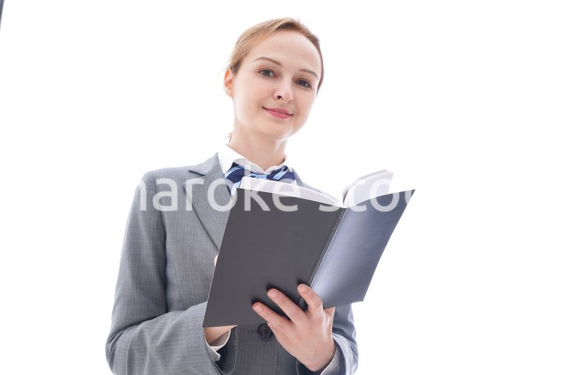 メモをとる制服を着た留学生