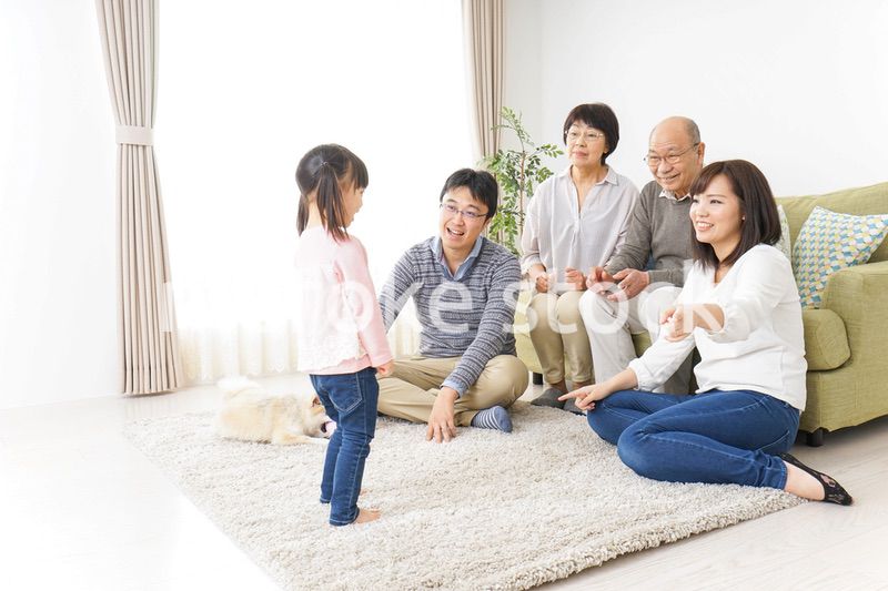 お遊戯をする子供と仲良しの家族