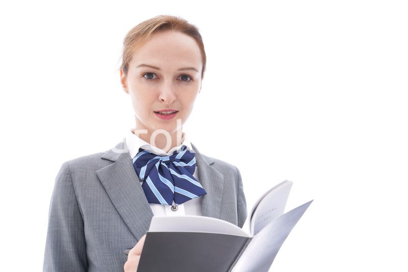 メモをとる制服を着た留学生