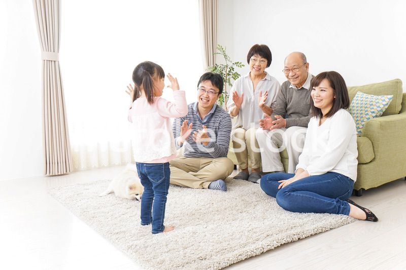 お遊戯をする子供と仲良しの家族