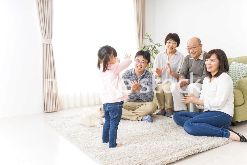 お遊戯をする子供と仲良しの家族