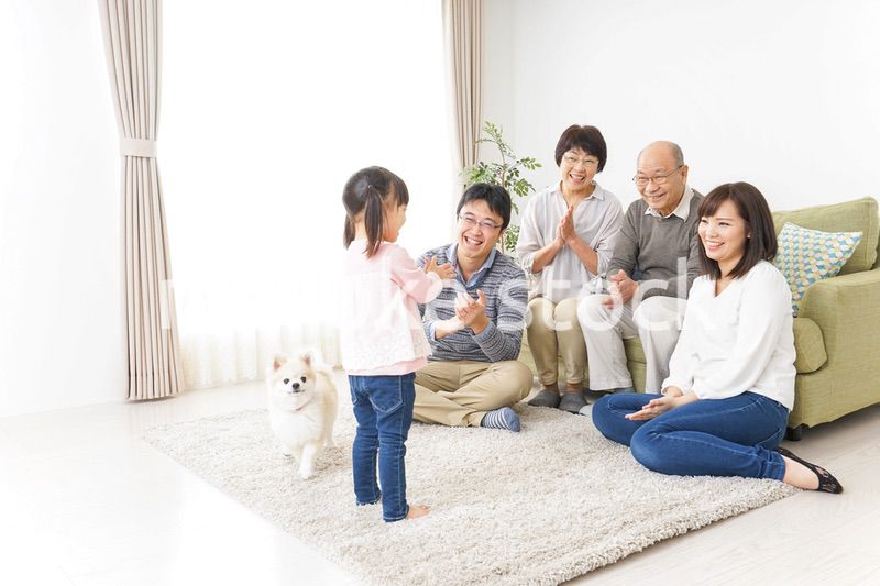 お遊戯をする子供と仲良しの家族