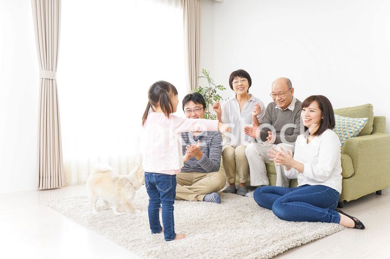 お遊戯をする子供と仲良しの家族