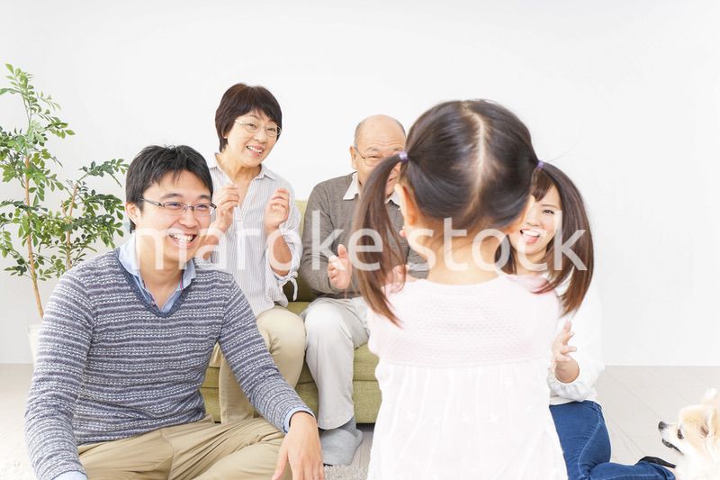 お遊戯をする子供と仲良しの家族