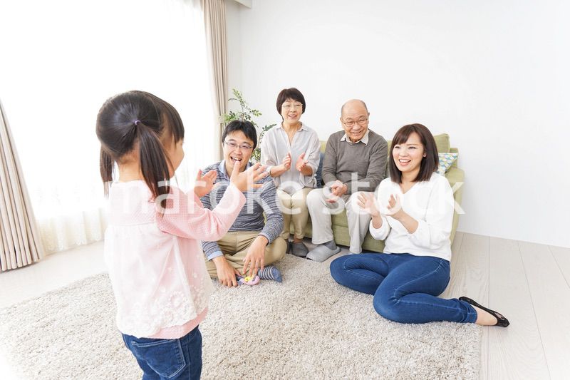 お遊戯をする子供と仲良しの家族