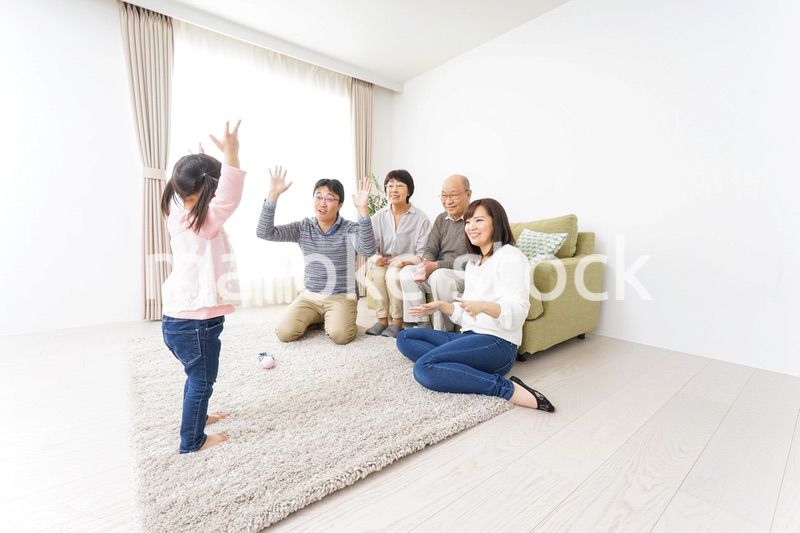 お遊戯をする子供と仲良しの家族