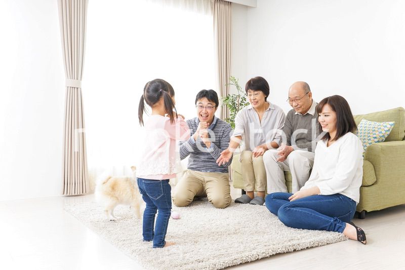 お遊戯をする子供と仲良しの家族