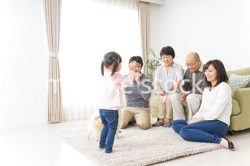 お遊戯をする子供と仲良しの家族