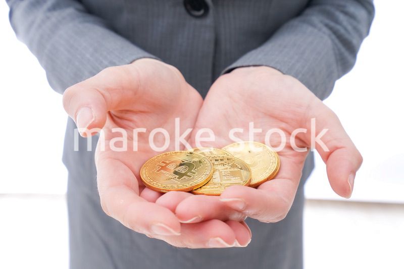 仮想通貨を持つ若い女性