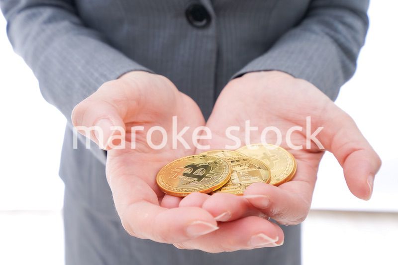 仮想通貨を持つ若い女性