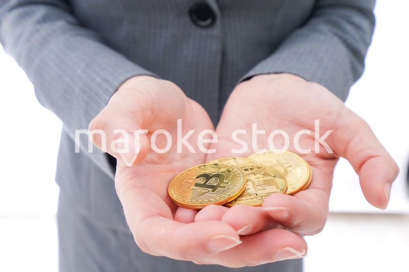 仮想通貨を持つ若い女性