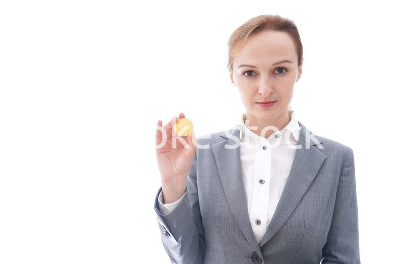 仮想通貨を持つ若い女性