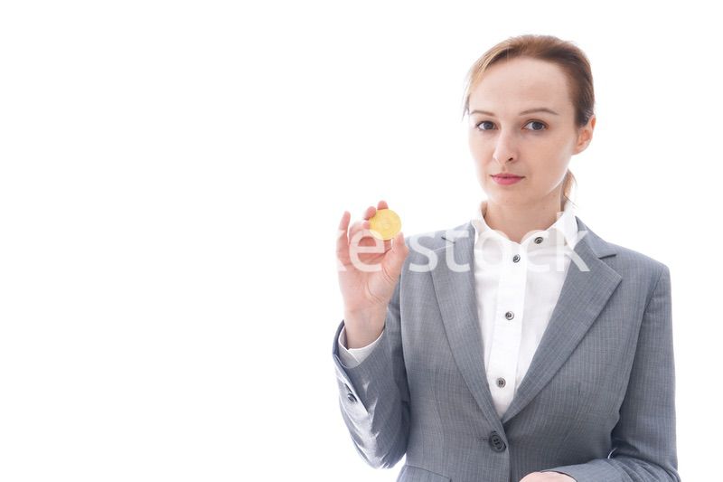 仮想通貨を持つ若い女性