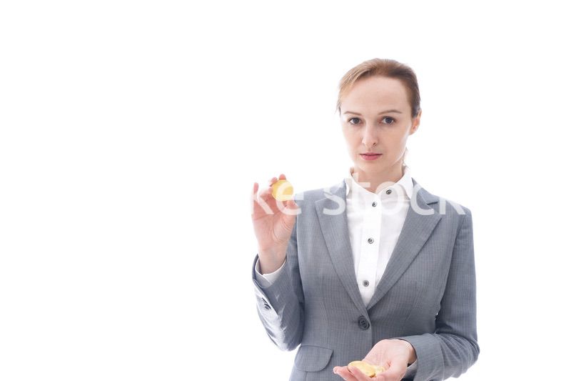 仮想通貨を持つ若い女性