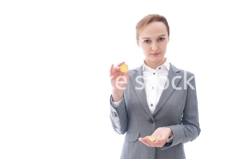 仮想通貨を持つ若い女性