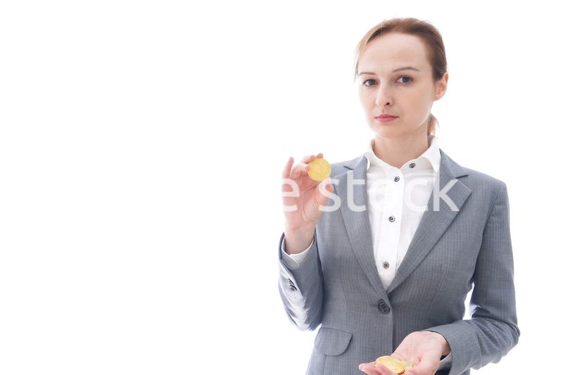 仮想通貨を持つ若い女性