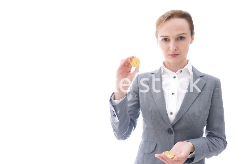 仮想通貨を持つ若い女性