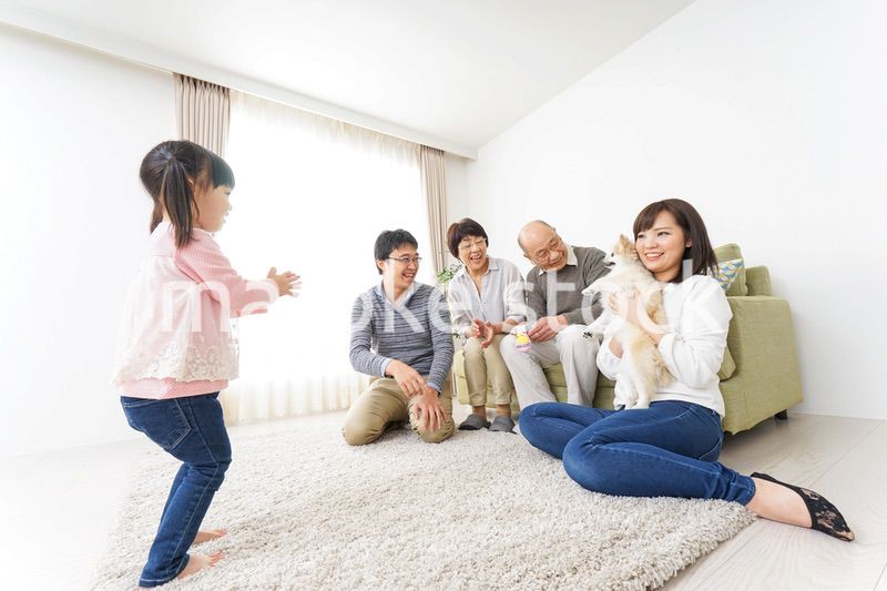 お遊戯をする子供と仲良しの家族