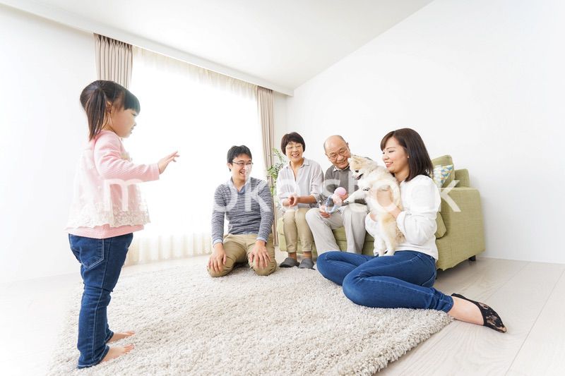 お遊戯をする子供と仲良しの家族