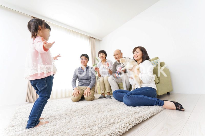 お遊戯をする子供と仲良しの家族