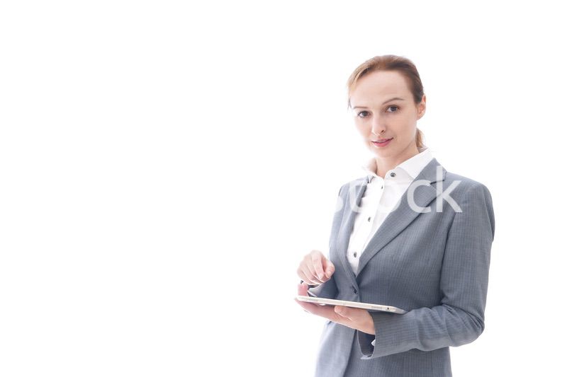 タブレット端末を使う制服を着た留学生