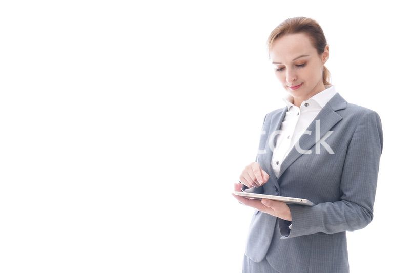 タブレット端末を使う制服を着た留学生