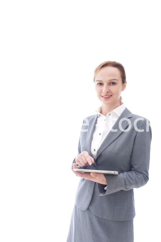 タブレット端末を使う制服を着た留学生