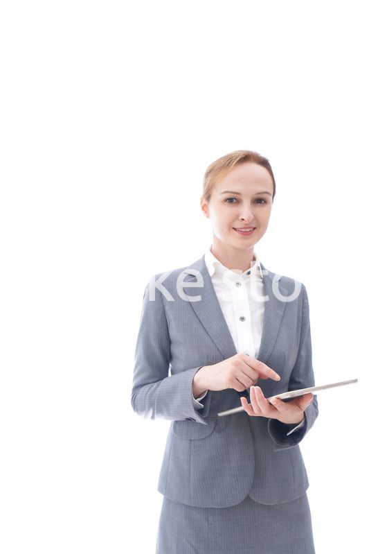 タブレット端末を使う制服を着た留学生