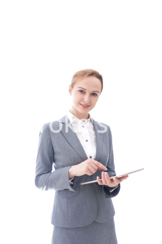 タブレット端末を使う制服を着た留学生