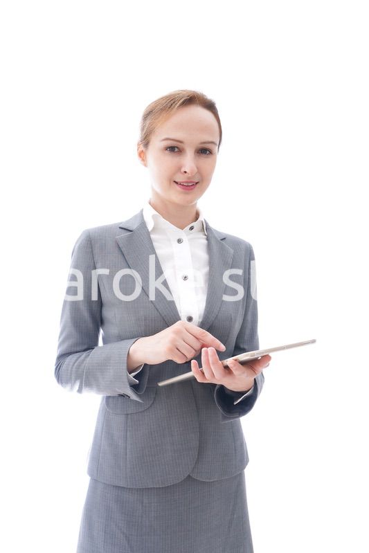 タブレット端末を使う制服を着た留学生