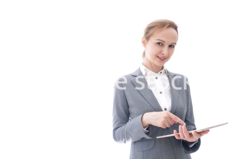 タブレット端末を使う制服を着た留学生