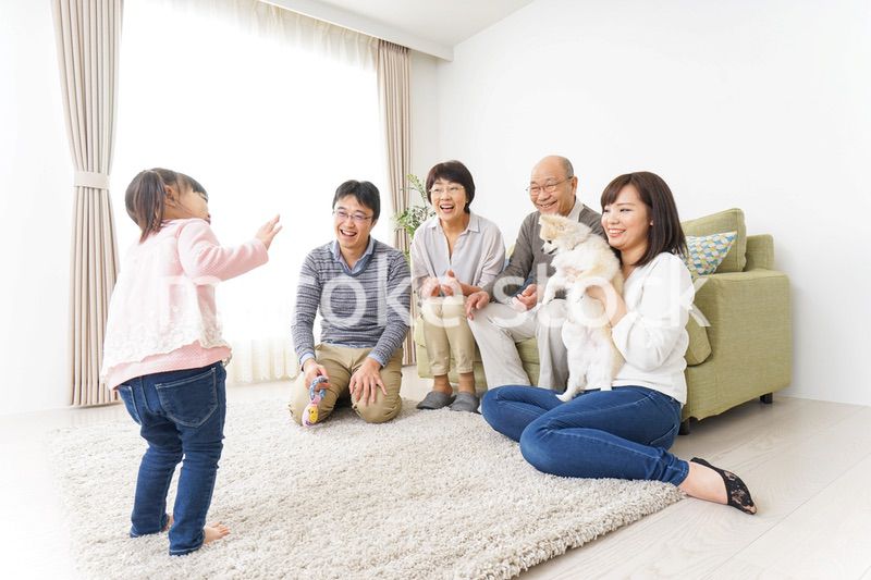 お遊戯をする子供と仲良しの家族