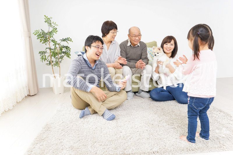 お遊戯をする子供と仲良しの家族