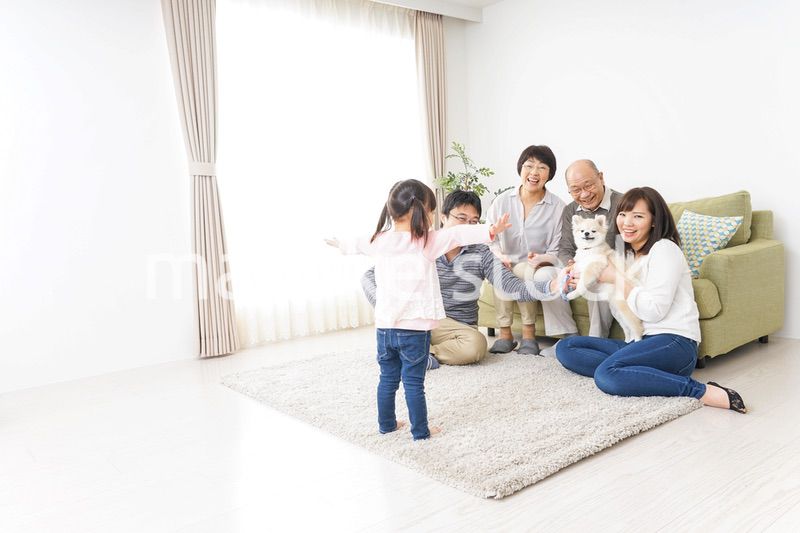 家族で犬と遊ぶ幸せな三世代ファミリー