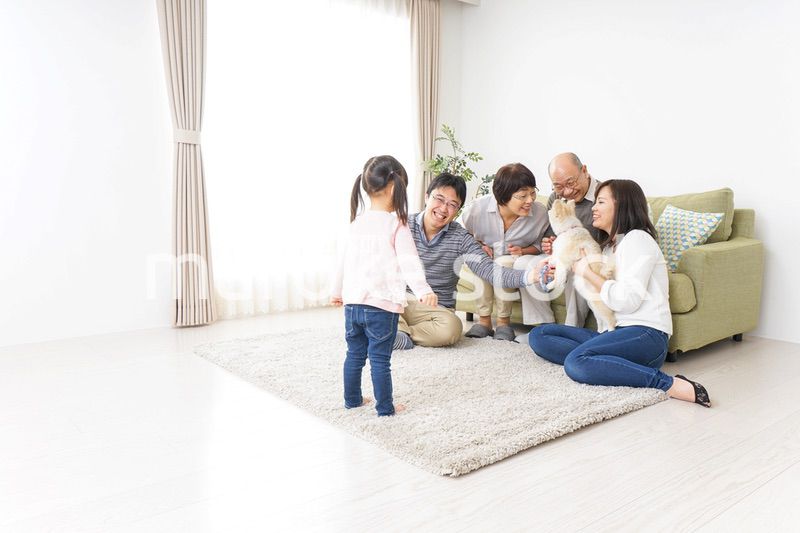 家族で犬と遊ぶ幸せな三世代ファミリー