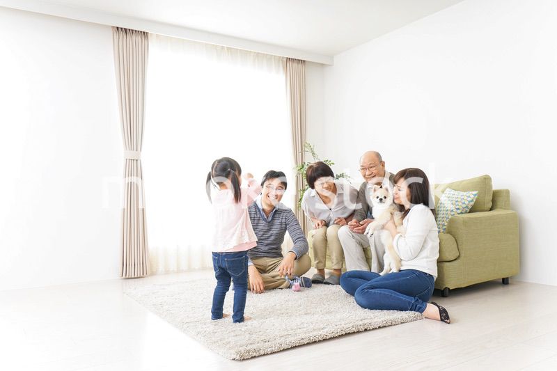 お遊戯をする子供と仲良しの家族