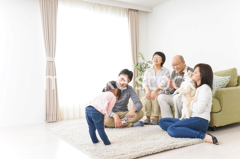 お遊戯をする子供と仲良しの家族