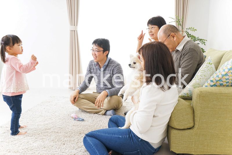 お遊戯をする子供と仲良しの家族