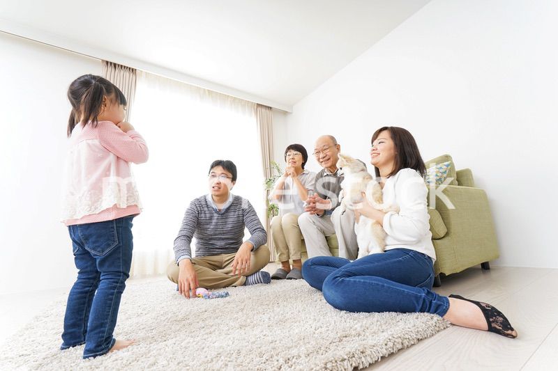 お遊戯をする子供と仲良しの家族