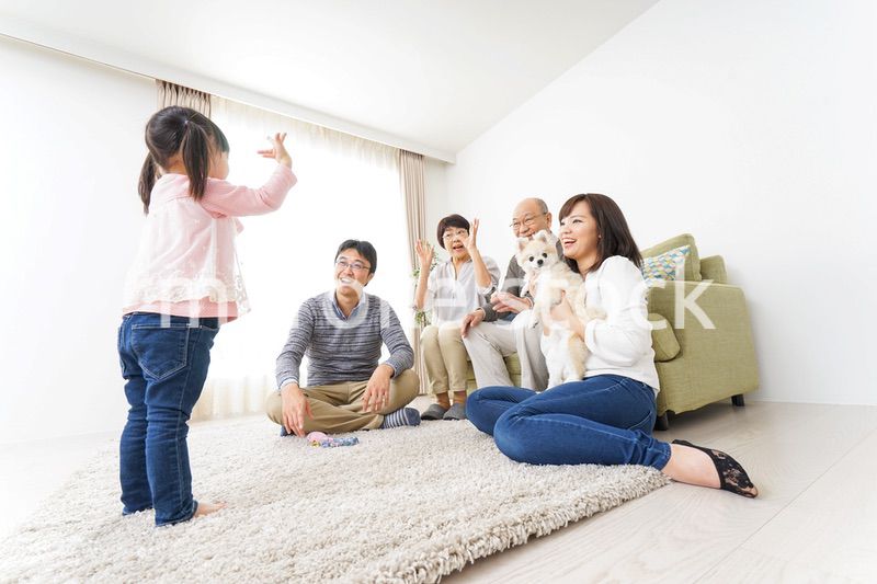 お遊戯をする子供と仲良しの家族