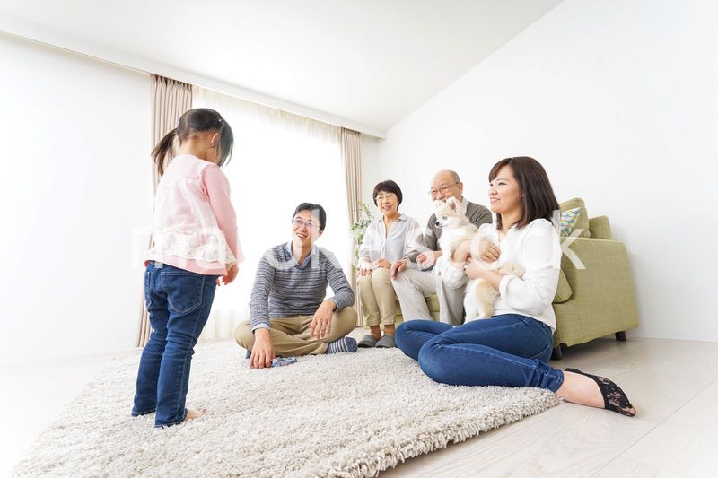 お遊戯をする子供と仲良しの家族