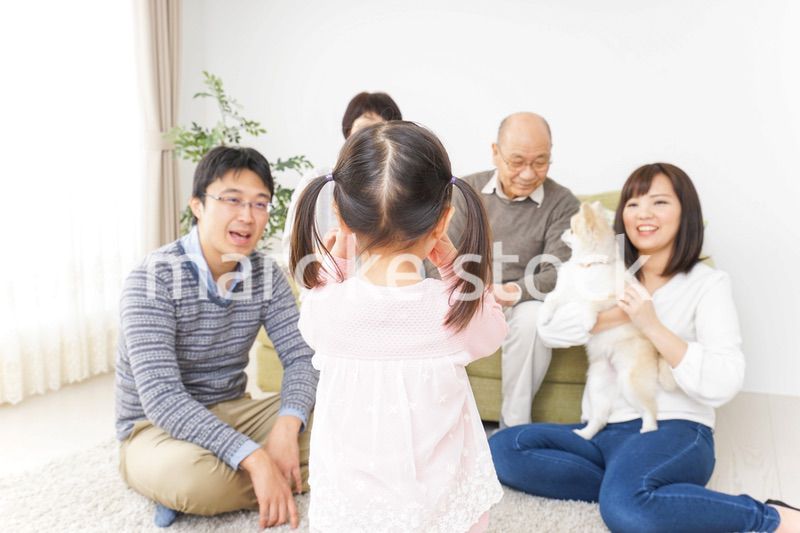 お遊戯をする子供と仲良しの家族