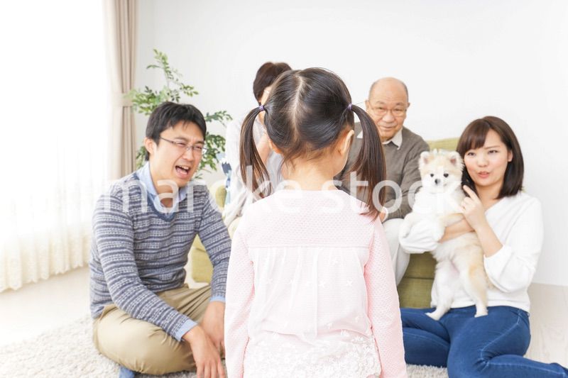 お遊戯をする子供と仲良しの家族