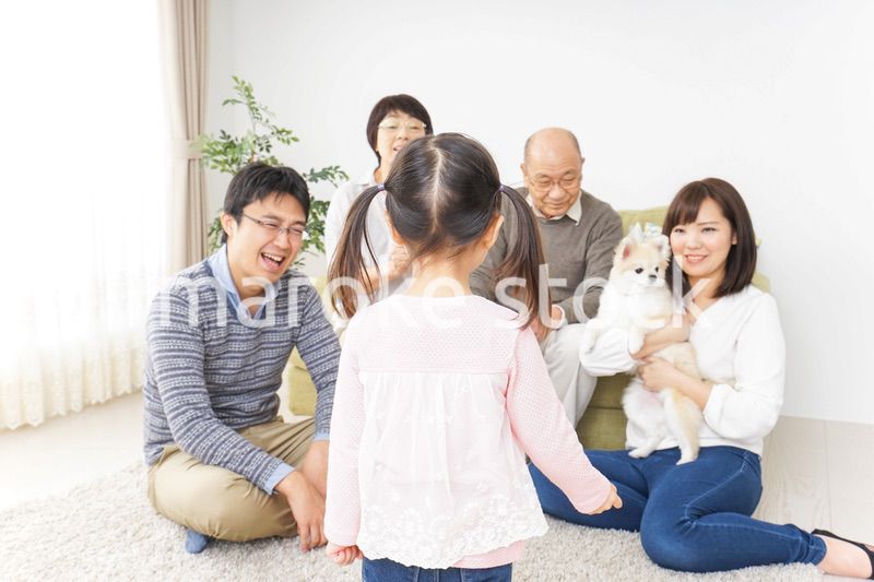 お遊戯をする子供と仲良しの家族