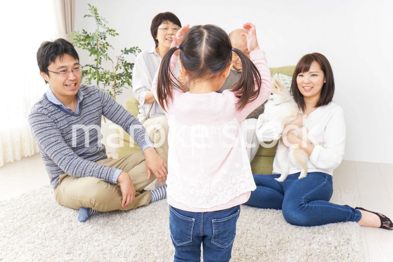 お遊戯をする子供と仲良しの家族