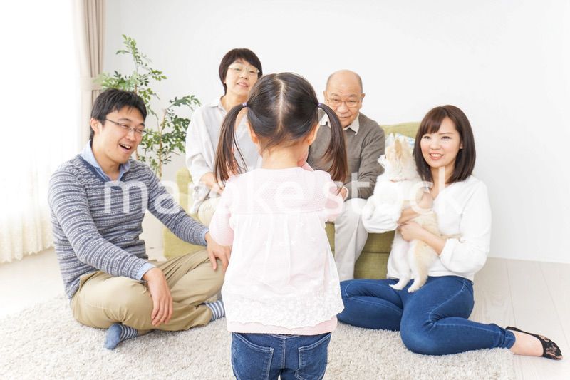 お遊戯をする子供と仲良しの家族