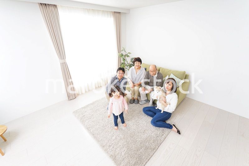 家族で犬と遊ぶ幸せな三世代ファミリー