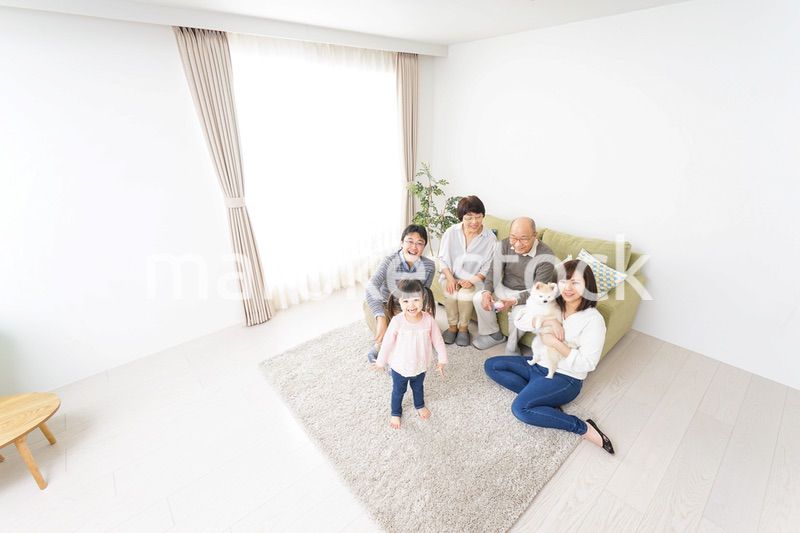 家族で犬と遊ぶ幸せな三世代ファミリー