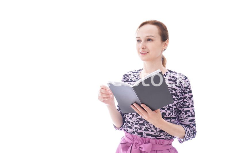 スケジュール帳を確認する若い女性